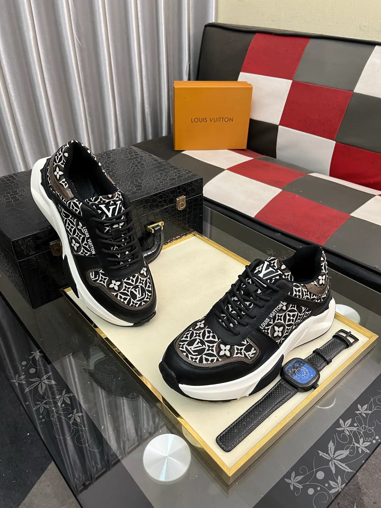 Men's shoes 💰458⌚️⌚️【LOUlS VUlTTON】Louis Vuitton ~ unique and casual style. LV counter purchasing 🏃casual shoes😍😍 are on sale at the men's counter at the same time. Italian imported brands select top-layer Italian cowhide. 🐑Sheepskin lining (refuses to discolor and grind feet) Sole: Original sole specially provided by the original factory 🎬Better in kind Code number: 38-444⃣️Color selection